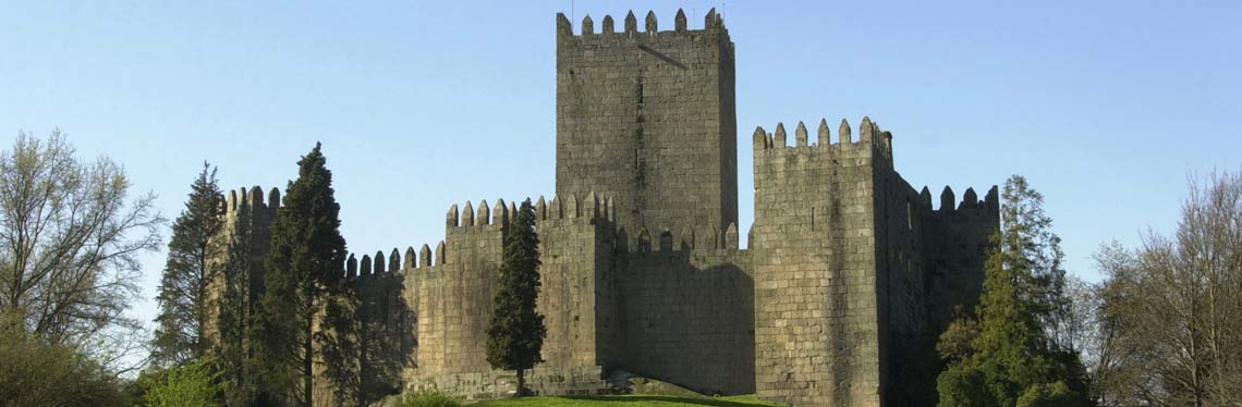 Discover Guimarães by train