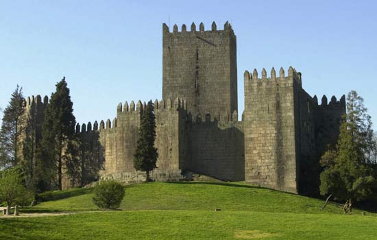 Discover Guimarães by train
