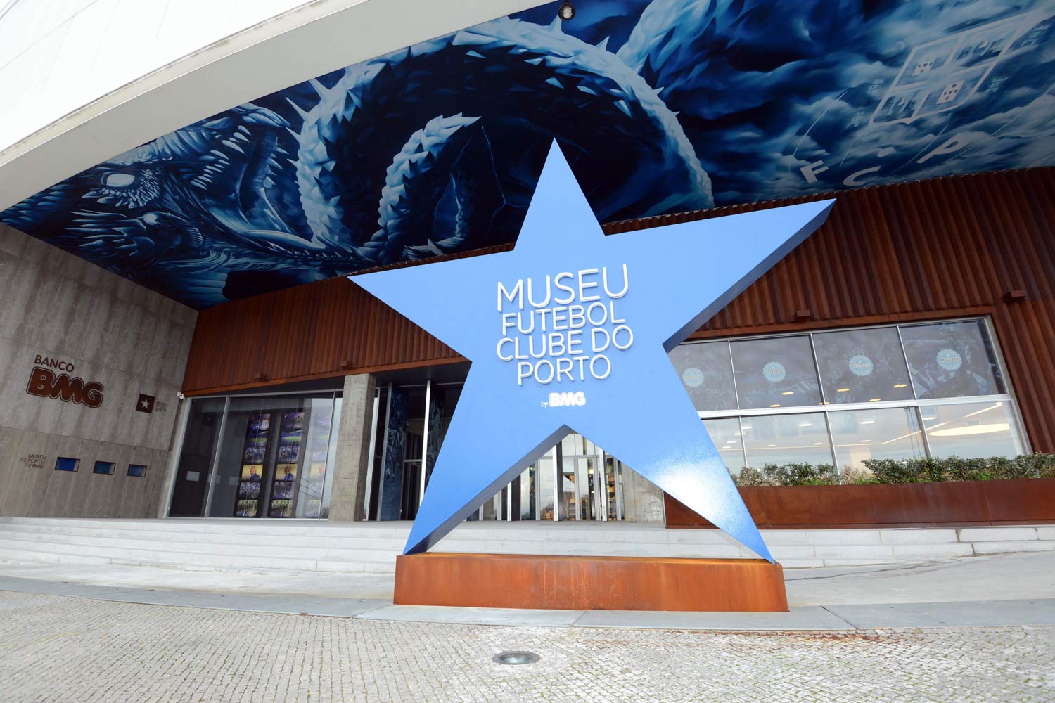  Entrance of the Futebol Clube do Porto Museum, with a blue star in prominence 