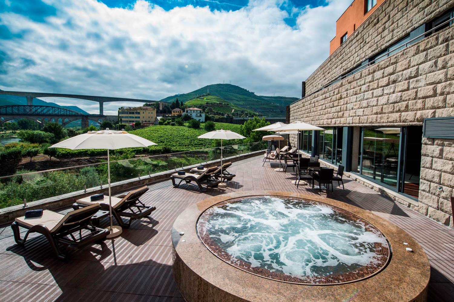 terraço do hotel com jacuzzi