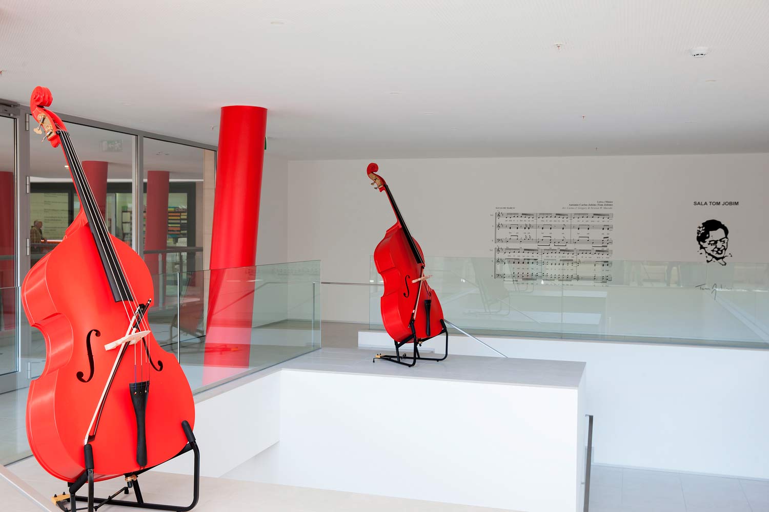 sala Tom Jobim com 2 violoncelos