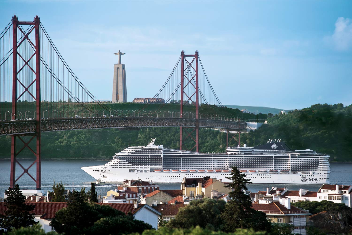 Navio da MSC Cruzeios no Rio Tejo, junto à Ponte 25 de Abril.