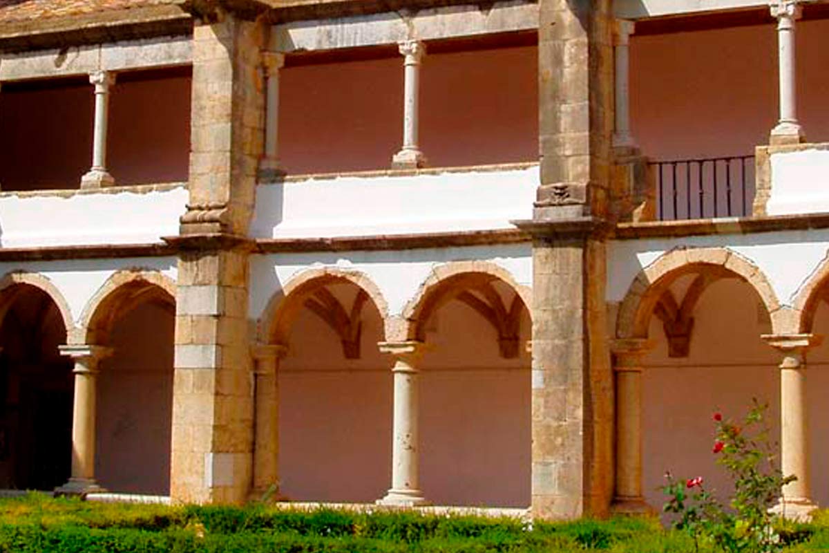  fotografia das arcadas interiores do museu 