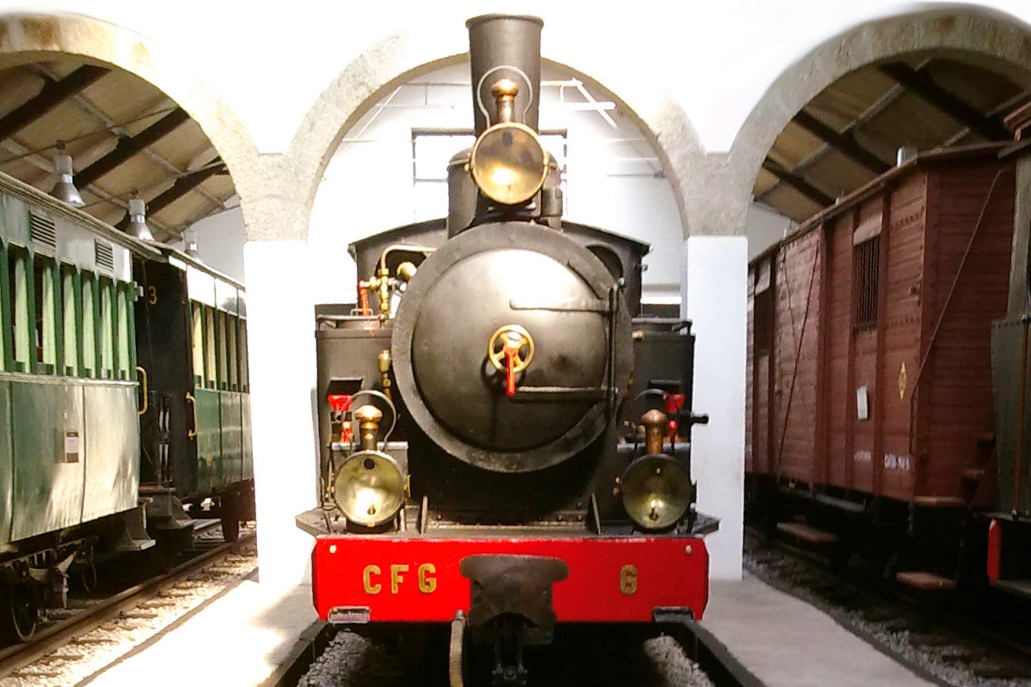  photos of 2 carriages and a locomotive 