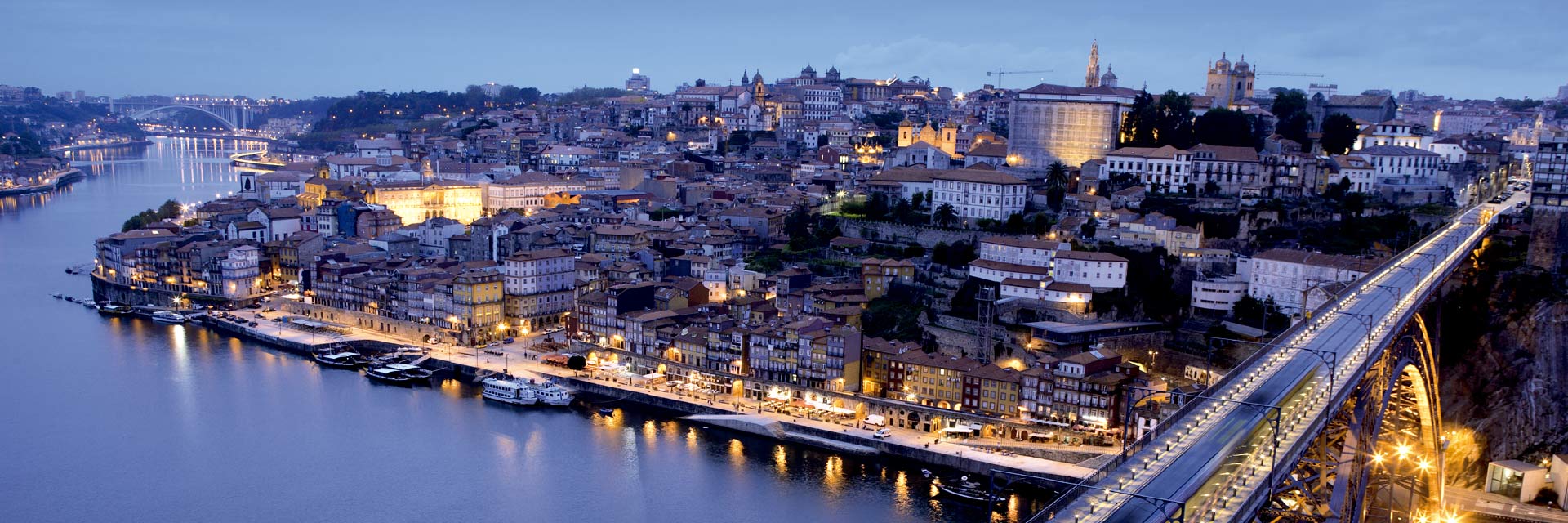 Vista noturna do Porto com o rio Douro