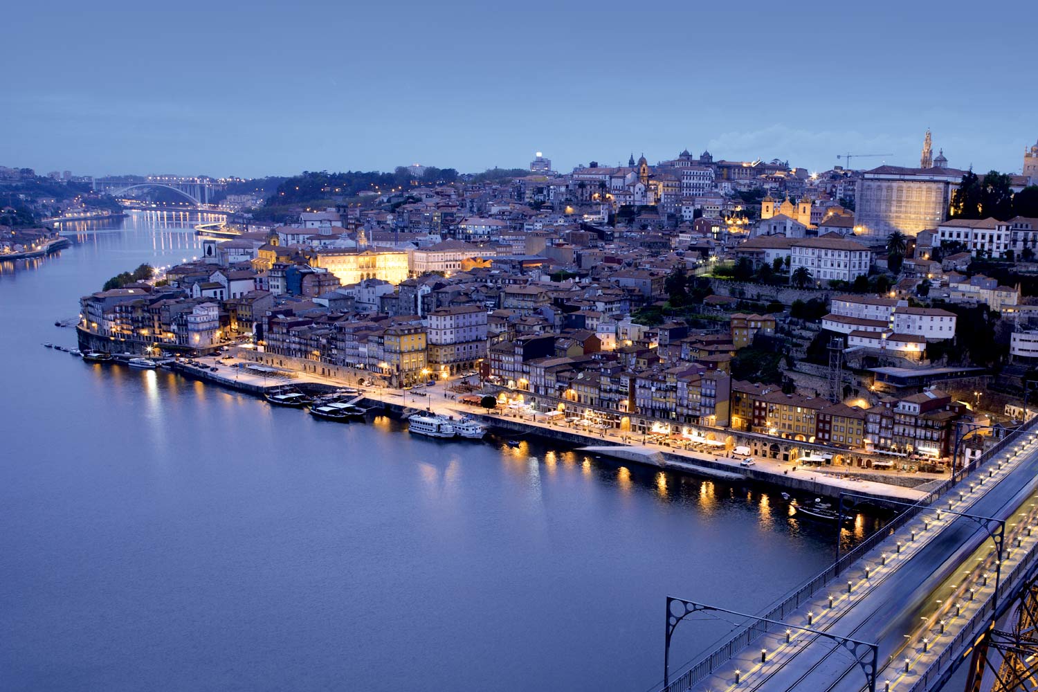  Vista noturna do Porto com o rio Douro 