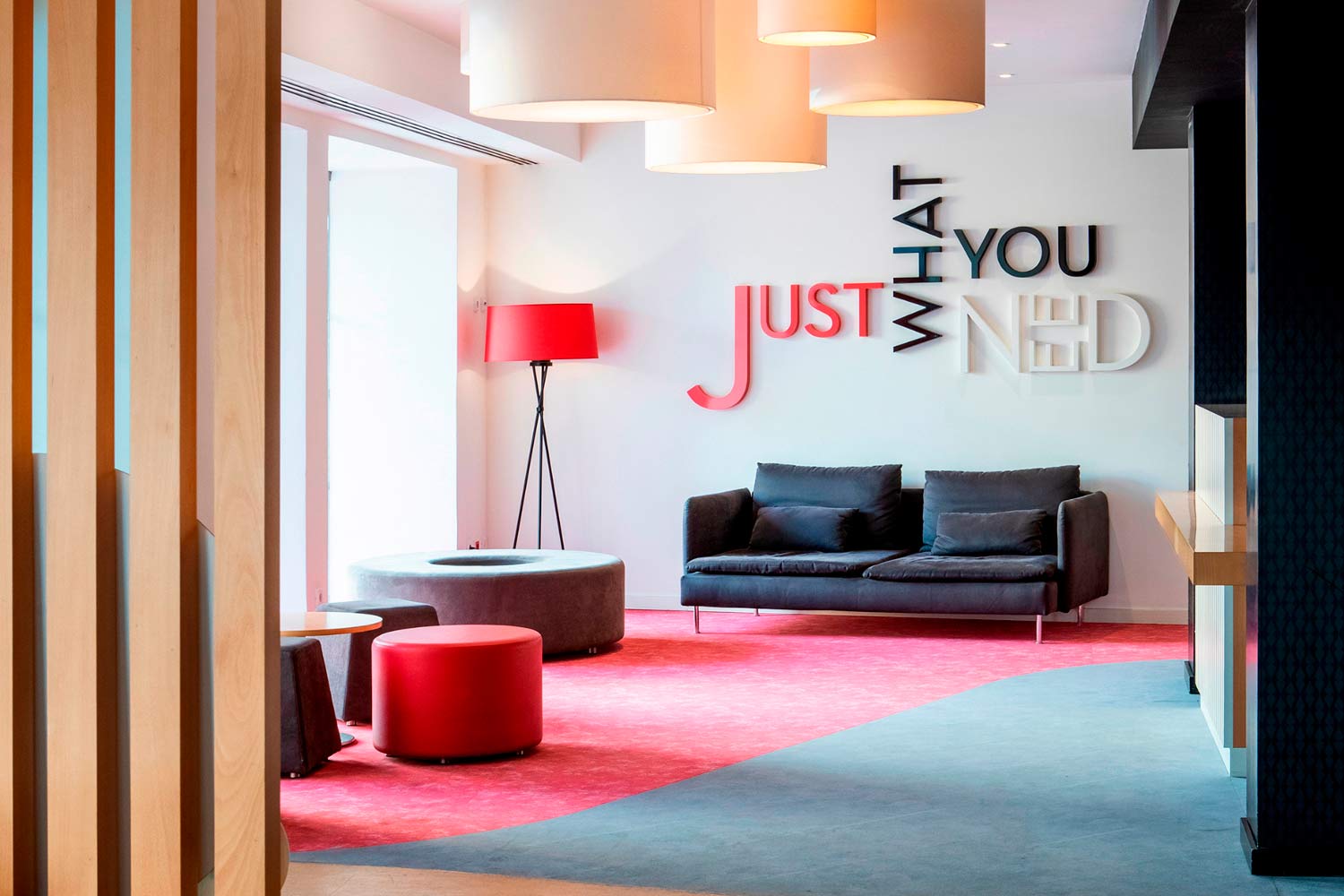   entrada do hotel com sofá 