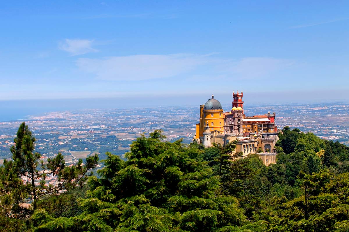  vista de Palácio da Pena com Sintra no fundo 
