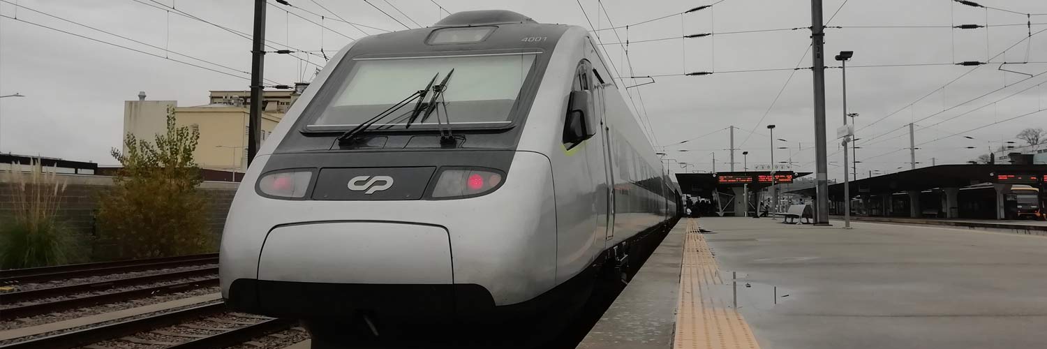 Alfa Pendular train, stopped next to the platform.