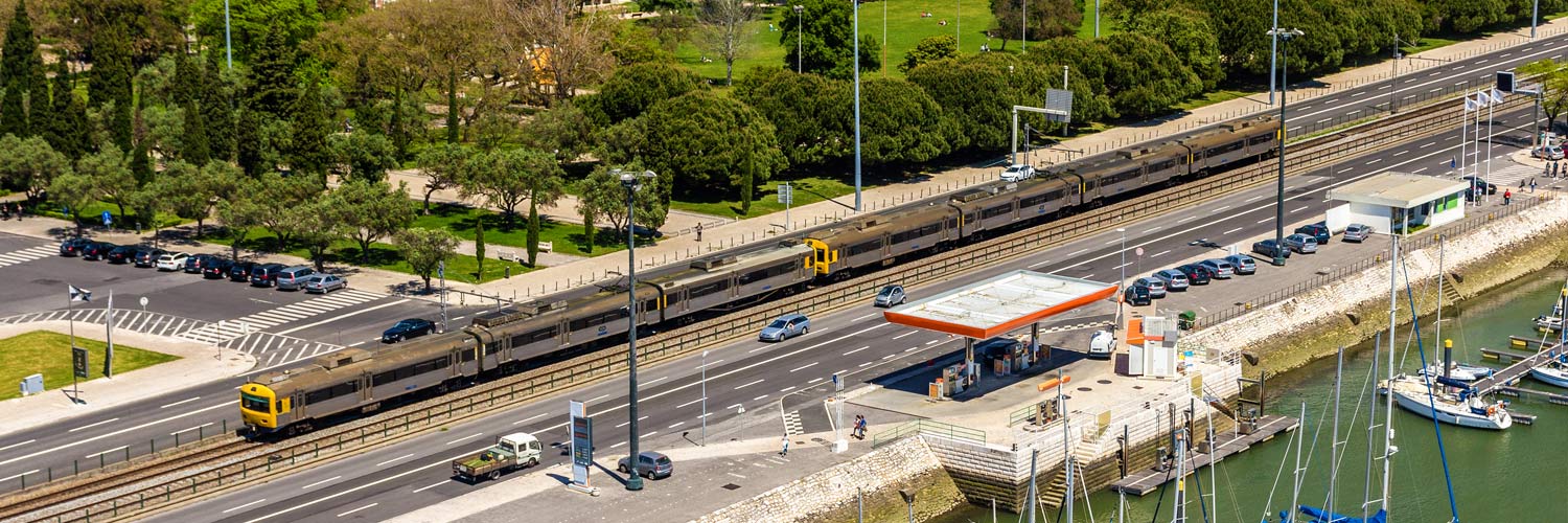 Aerial view of a train on the Cascais Line, CP 3150/3250 series, in operation.
