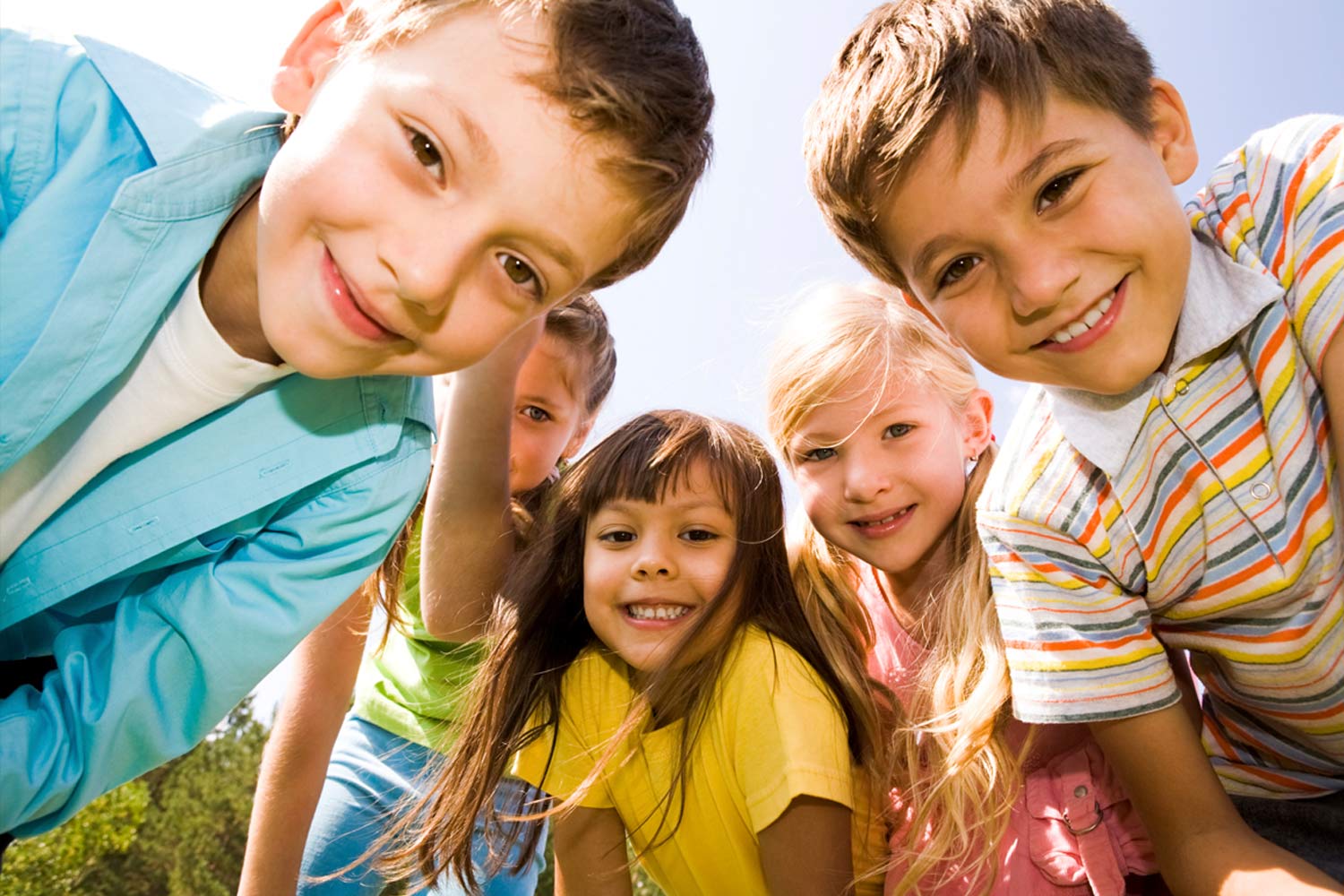 Crianças a olhar para o fotografo.