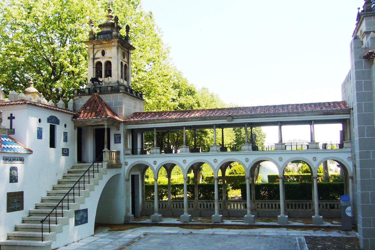 Miniatura de uma casa com escadas, arcadas e varanda