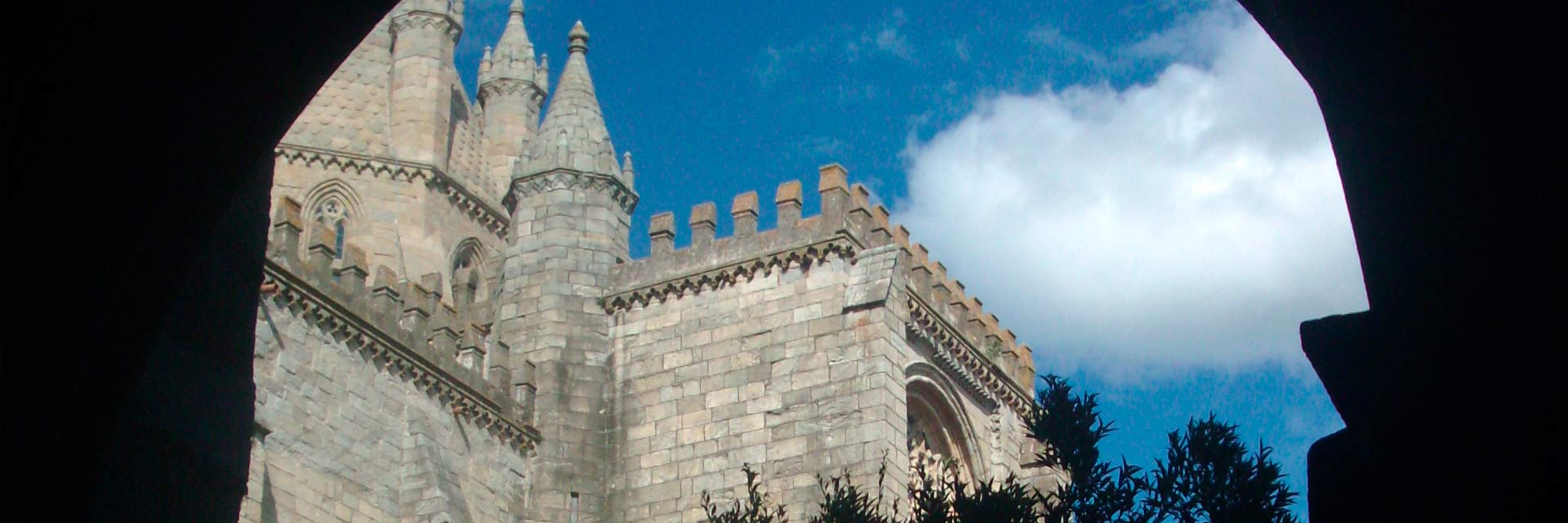 Details of the roof and towers of Évora Cathedral, including the dome (external cupola) surrounded by turrets.