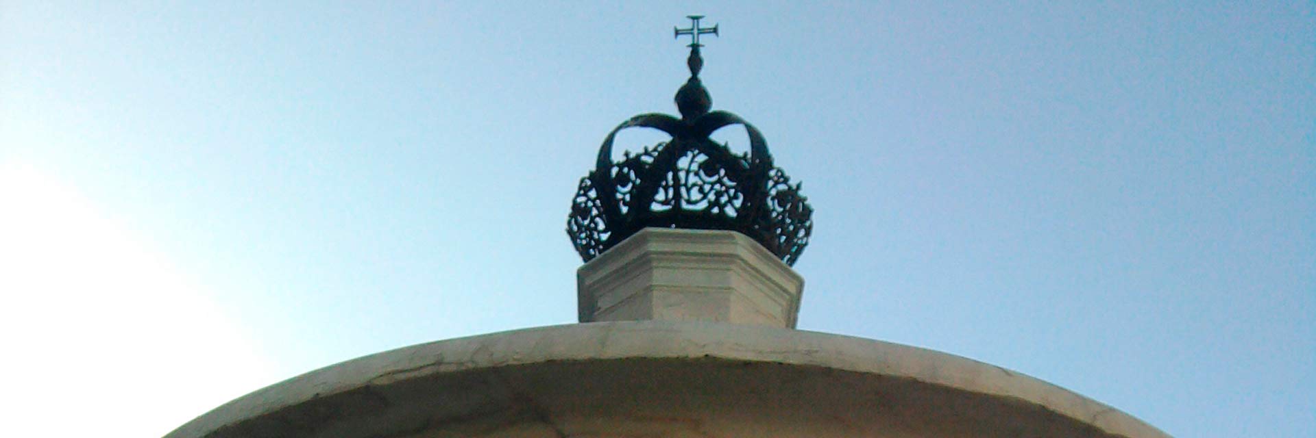 Crown atop the fountain in Giraldo Square.