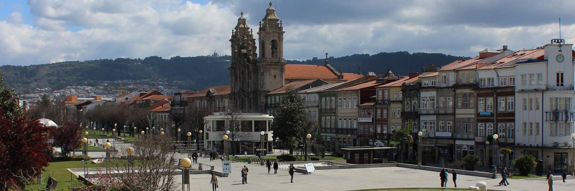 Central Avenue in the city center, highlighting the tourist information office and the Basilica of the Congregados.