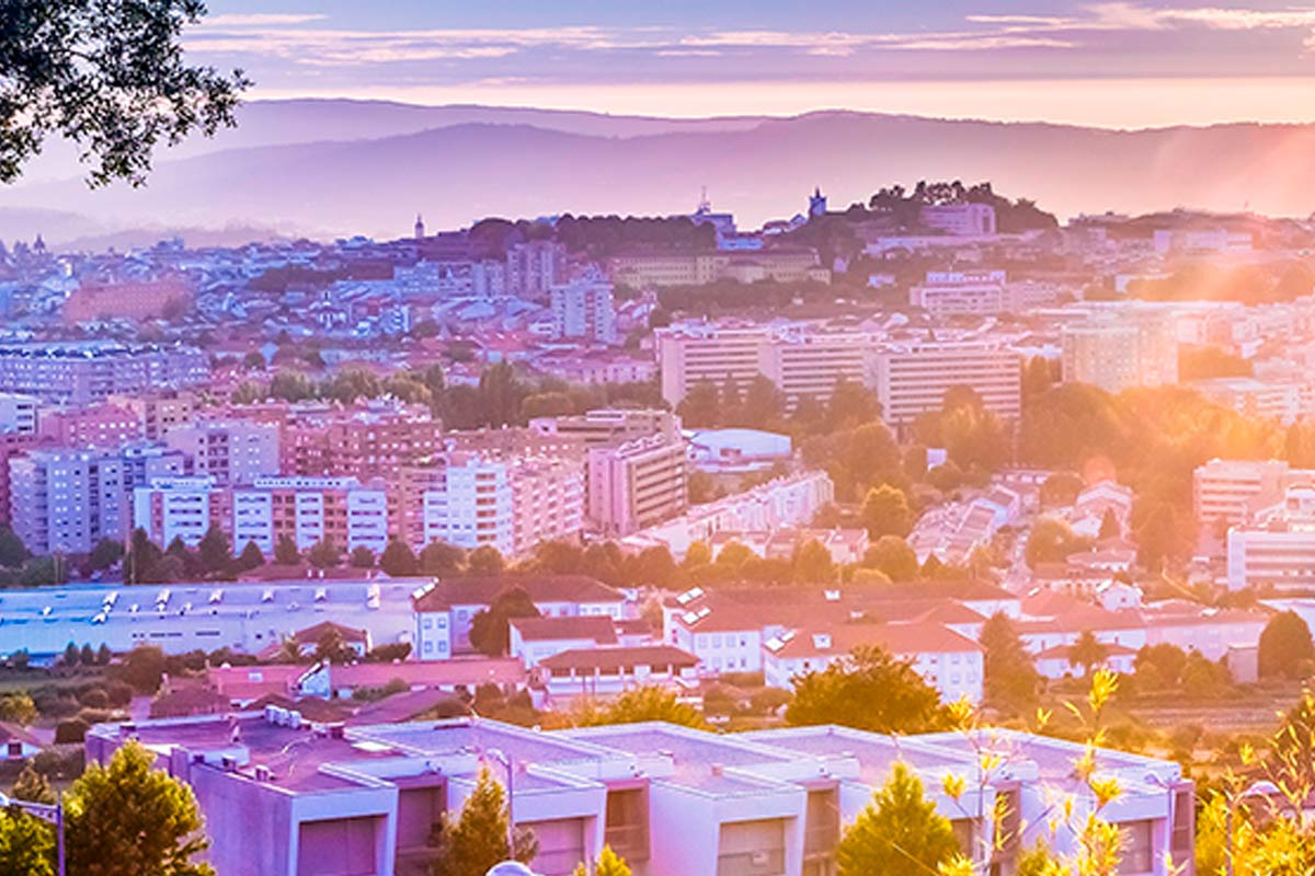 Vista panorâmica da cidade de Braga durante o por do sol.