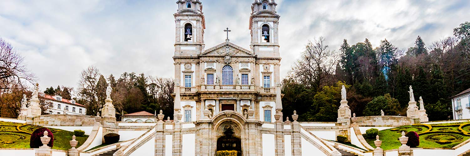 Igreja do Bom Jesus do Bom, vista de frente com parte do jardim e parte da escadaria.