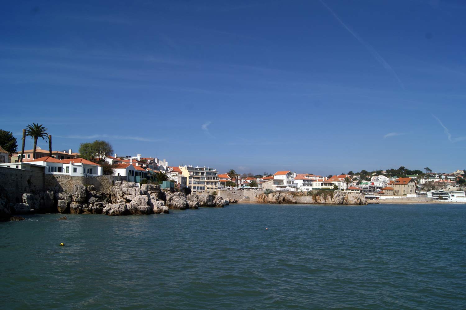Vista da vila com escarpa sobre o mar
