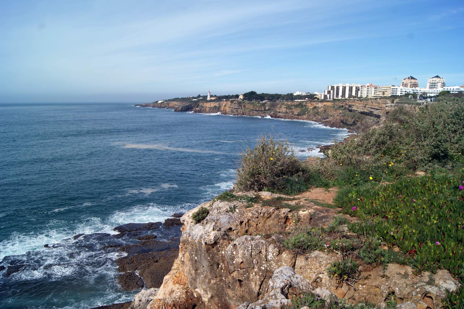 Vista sobre Cascais, à beira mar.