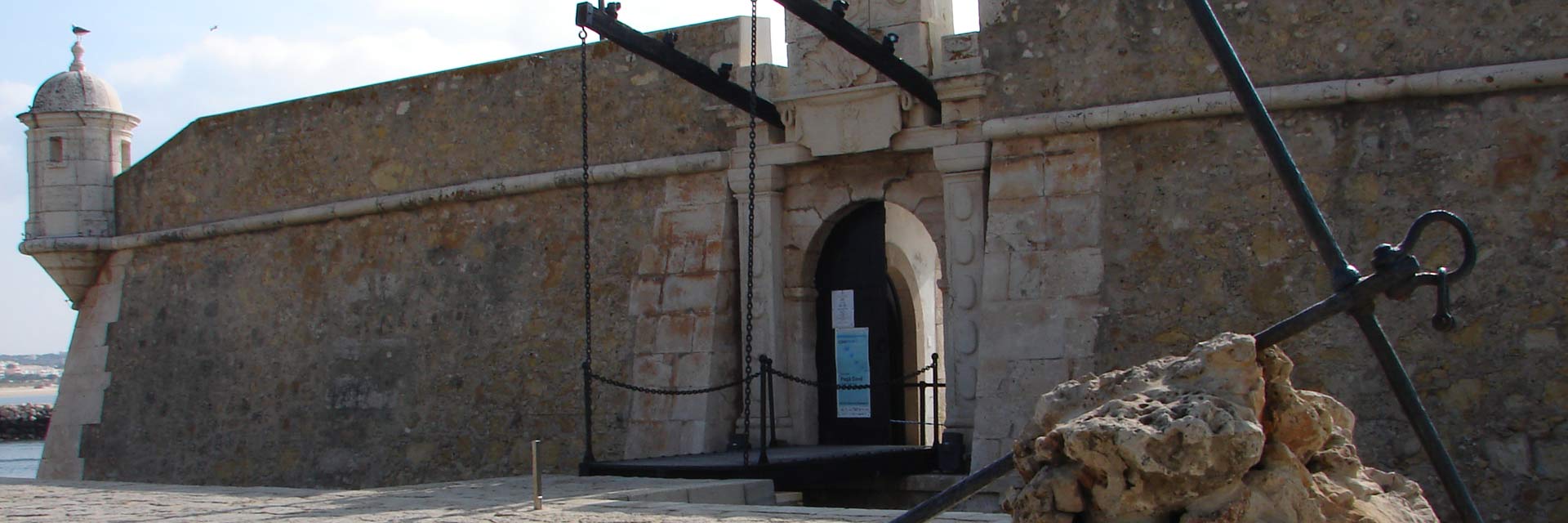 Entrada do Forte da Ponta da Bandeira, com ponte levadiça, em Lagos.