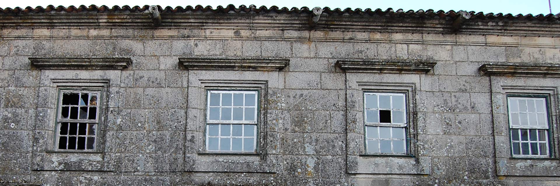 Windows of an old mansion on the streets of Guarda.