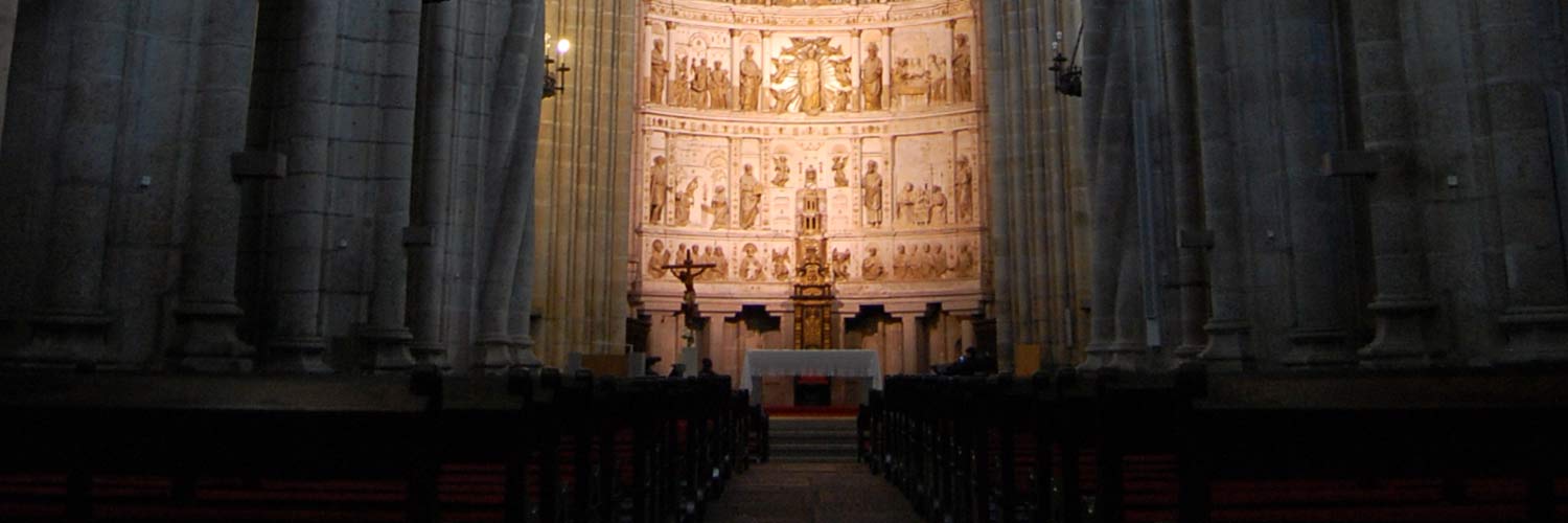 The central nave of the Cathedral, with its gilded main altar and Gothic-style pillars on the sides.