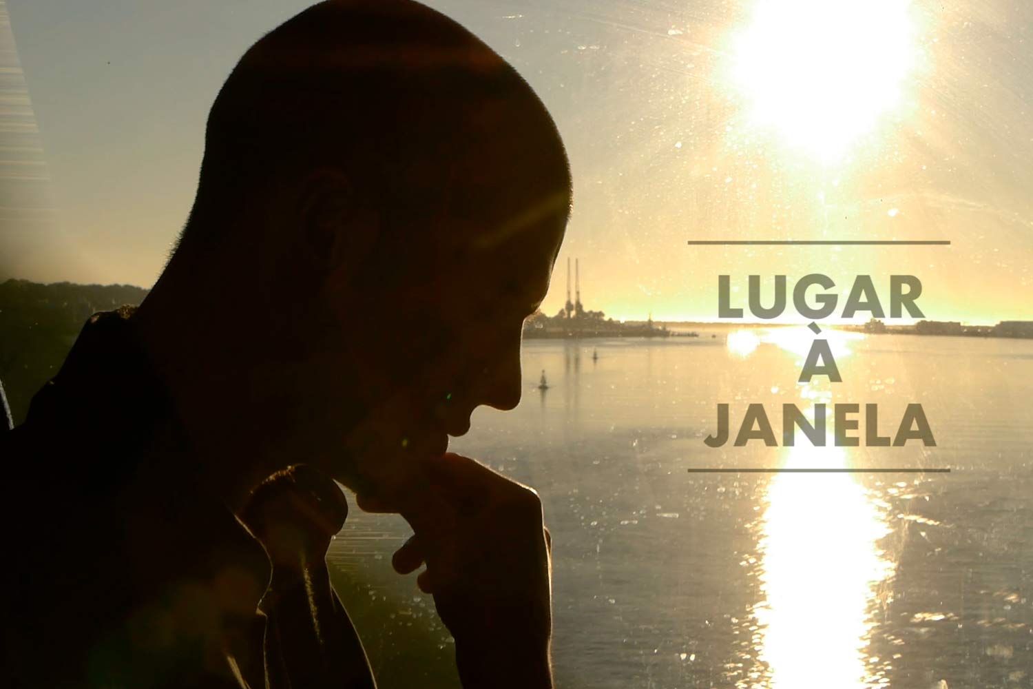 imagem a contraluz de uma pessoa à janela de um comboio