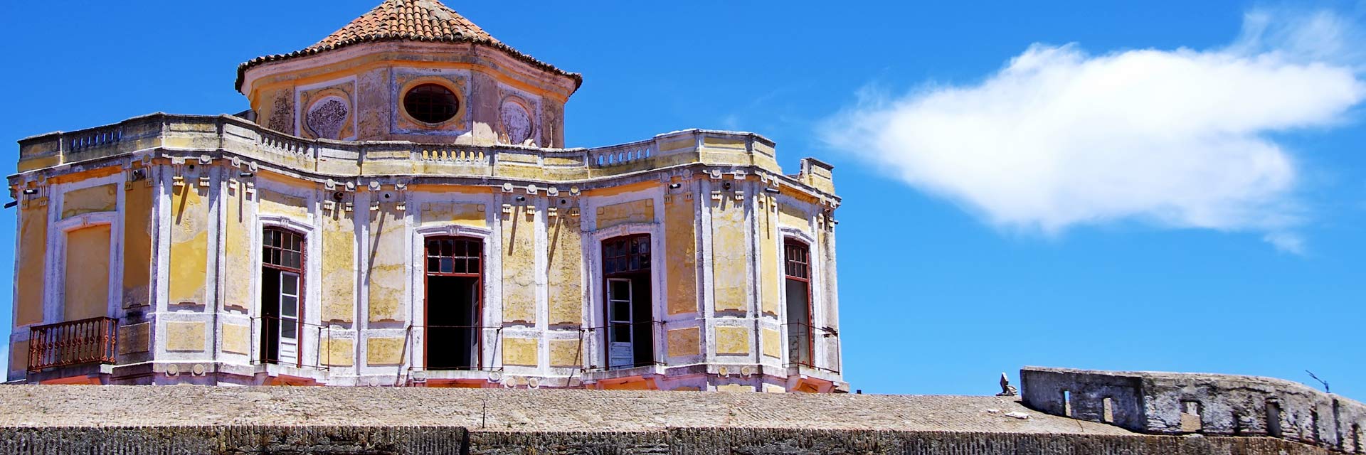 The tallest and most central building in the Nossa Senhora da Graça Fort.