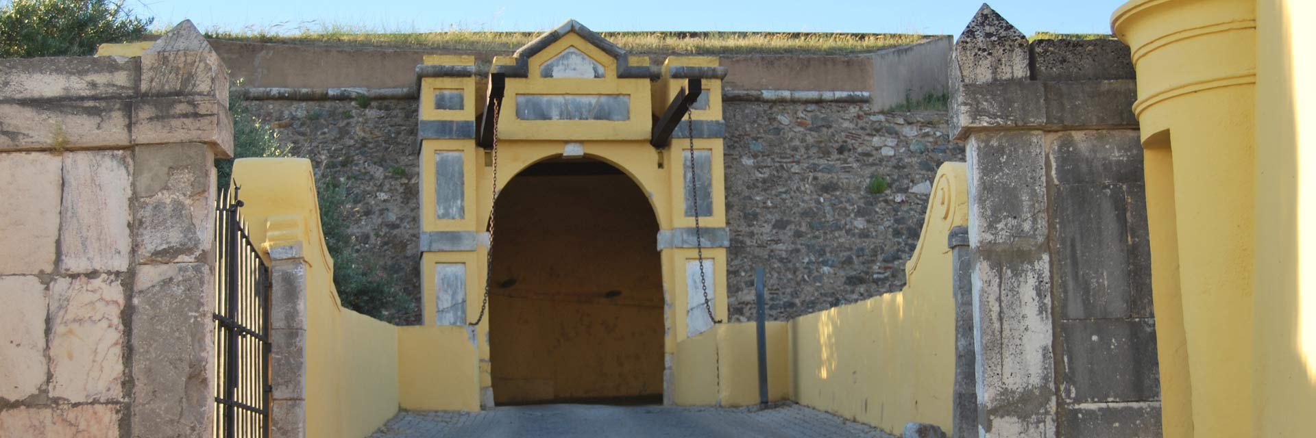Entrance to the Nossa Senhora da Graça Fort