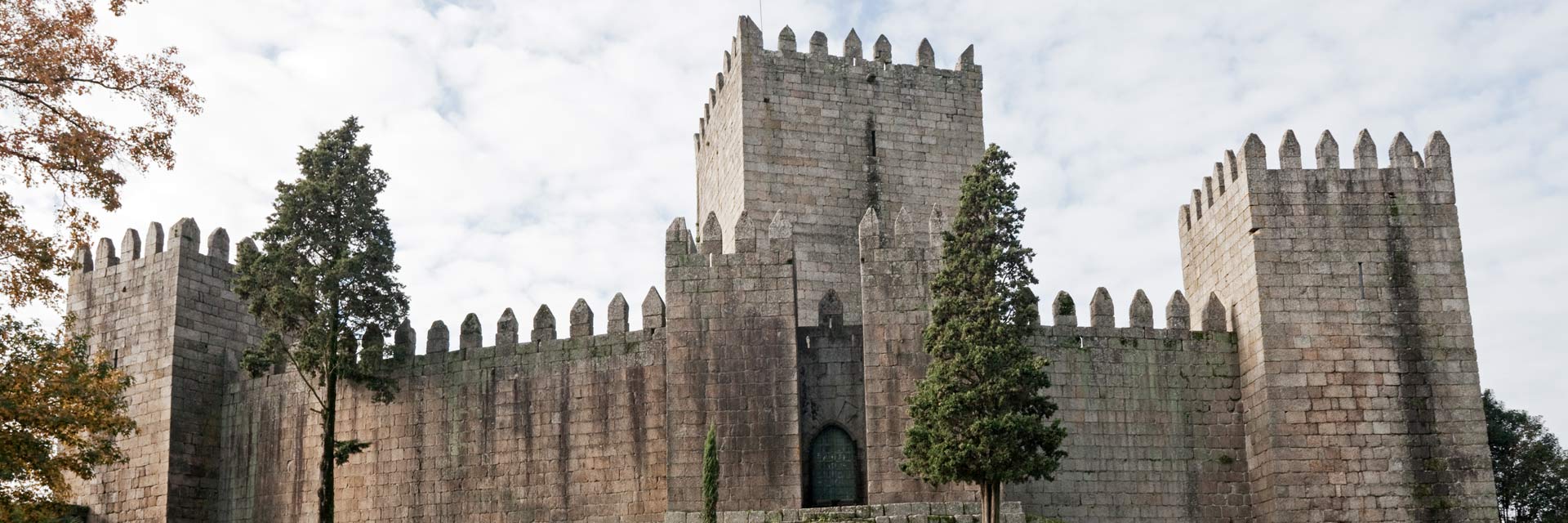 Castelo de Guimarães com destaque para a torre central.