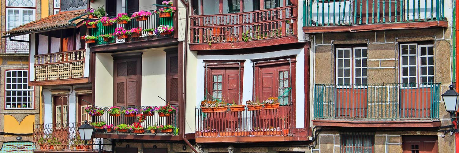 Pormenor das varandas com flores das casas típicas do centro histórico.