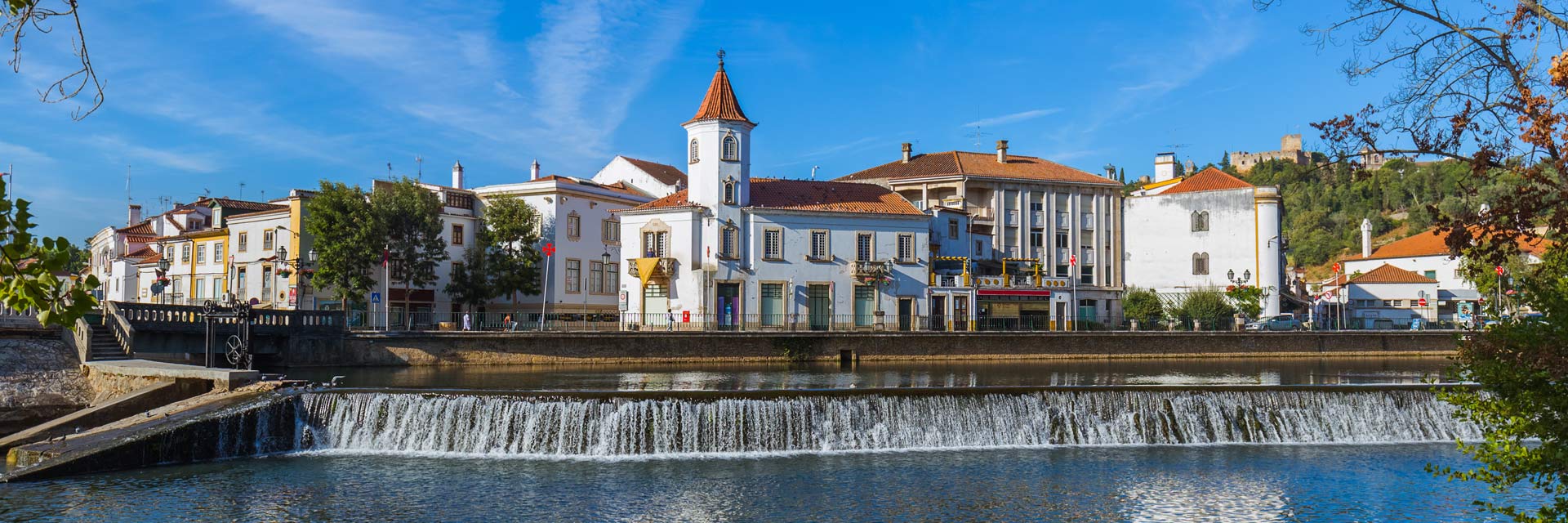 View of the city in front of the Nabão River.