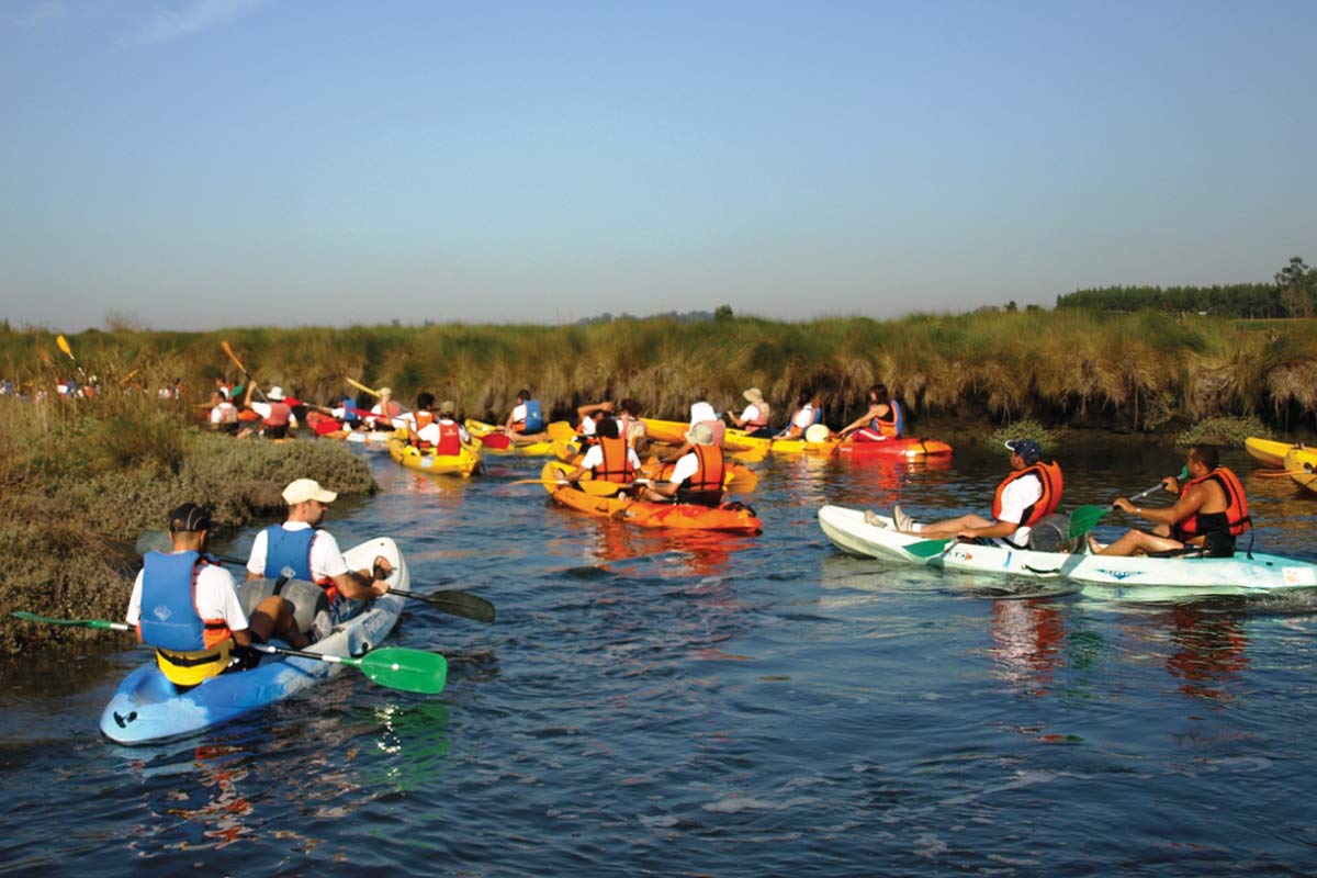 Varias pessoas num programa de canoagem.