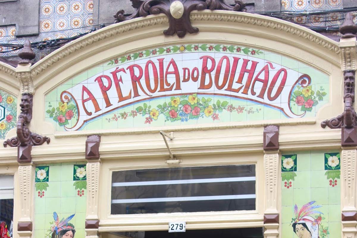 Fachada histórica da mercearia tradicional "A Pérola do Bolhão"