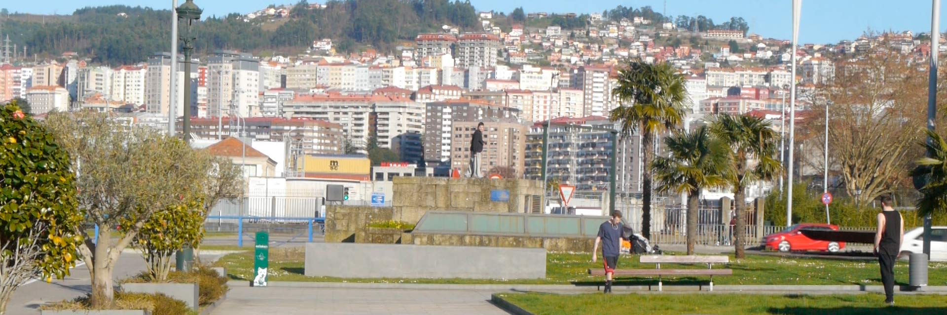 Imagem de uma praça na cidade de Vigo, com edifícios ao fundo.