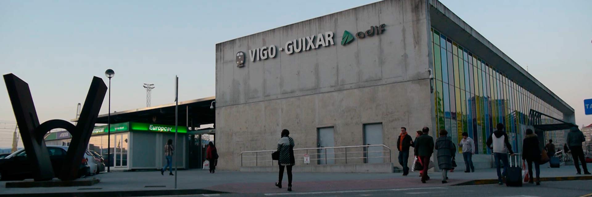 Exterior moderno da Estação Vigo Guixar com movimento de pessoas em torno.