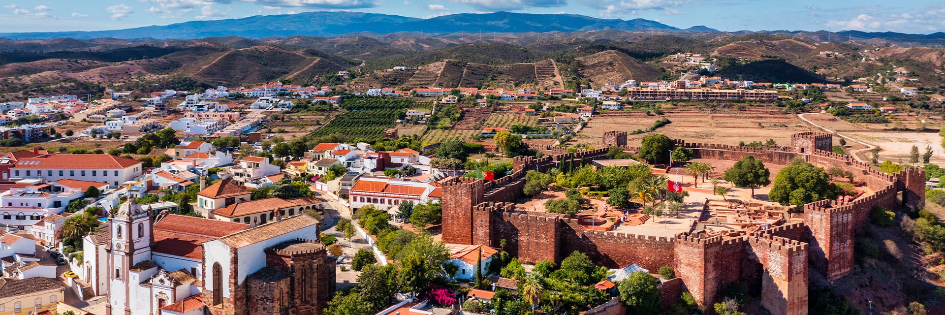 Vista aérea sobre Silves e o seu Castelo.