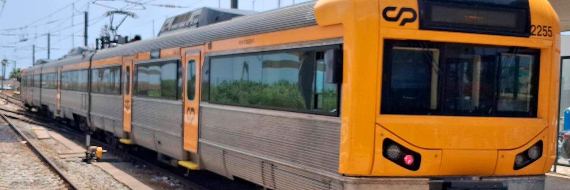Automotora elétrica da série CP 2240, cores cinza e amarelo, numa das linhas da estação de Lagos.