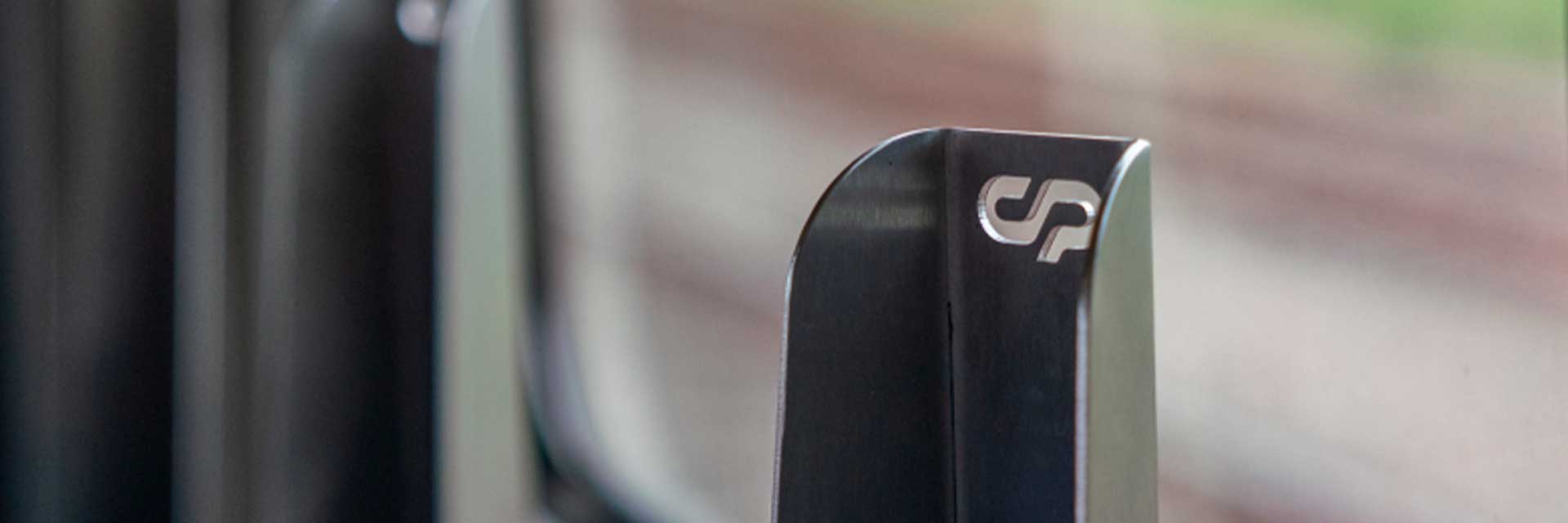 Suporte para bicicletas em tons de cinza e com o logótipo CP gravado.