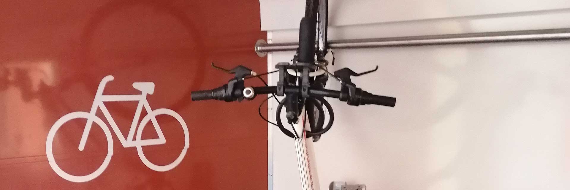 Bicicleta colocada em suporte vertical.