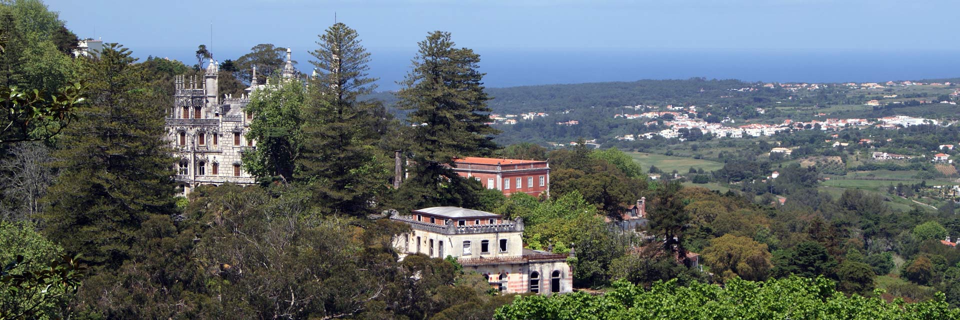 Vista sobre Quinta da Regaleira e ao fundo o mar, Oceano Atlântico.