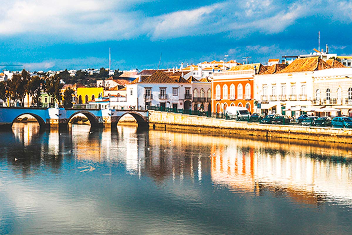 Cidade de Tavira com ponte romana sobre o rio Gilão