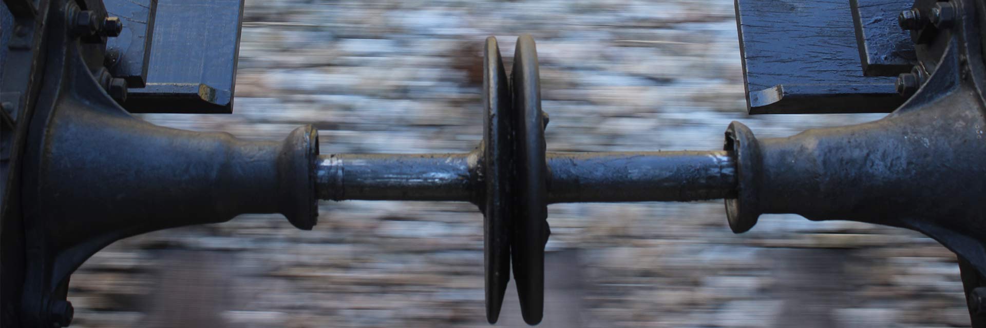 Coupling mechanism between two carriages of the moving train.