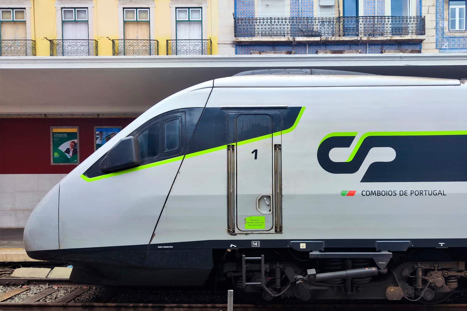 Vista lateral da frente de comboio Alfa Pendular.