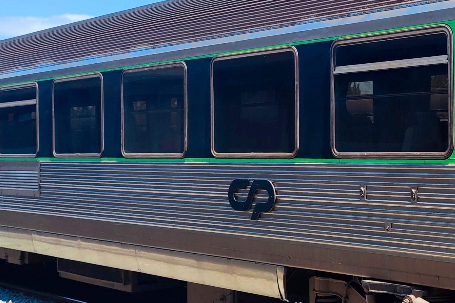 Perspective view, from the platform, of an Intercidades train.