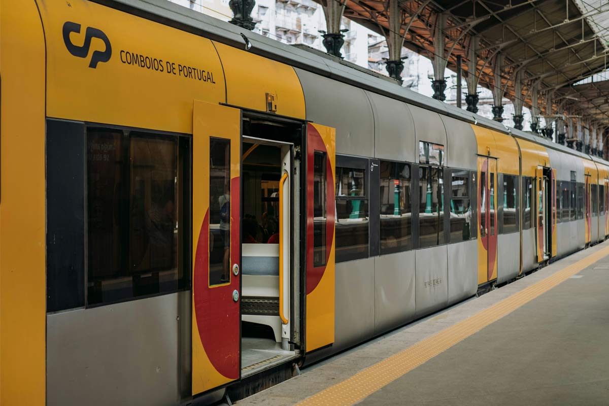 Perspective view, from the platform, of a Porto Urban train.