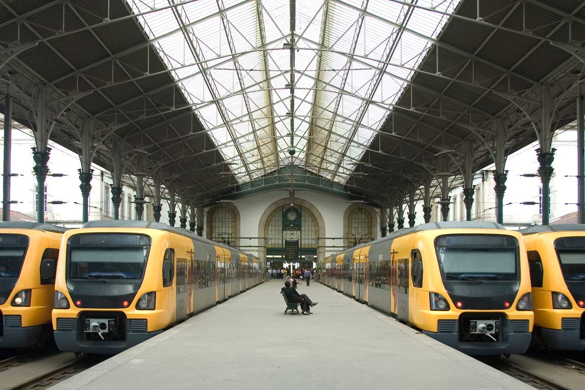 Pessoas na Plataforma da Estação