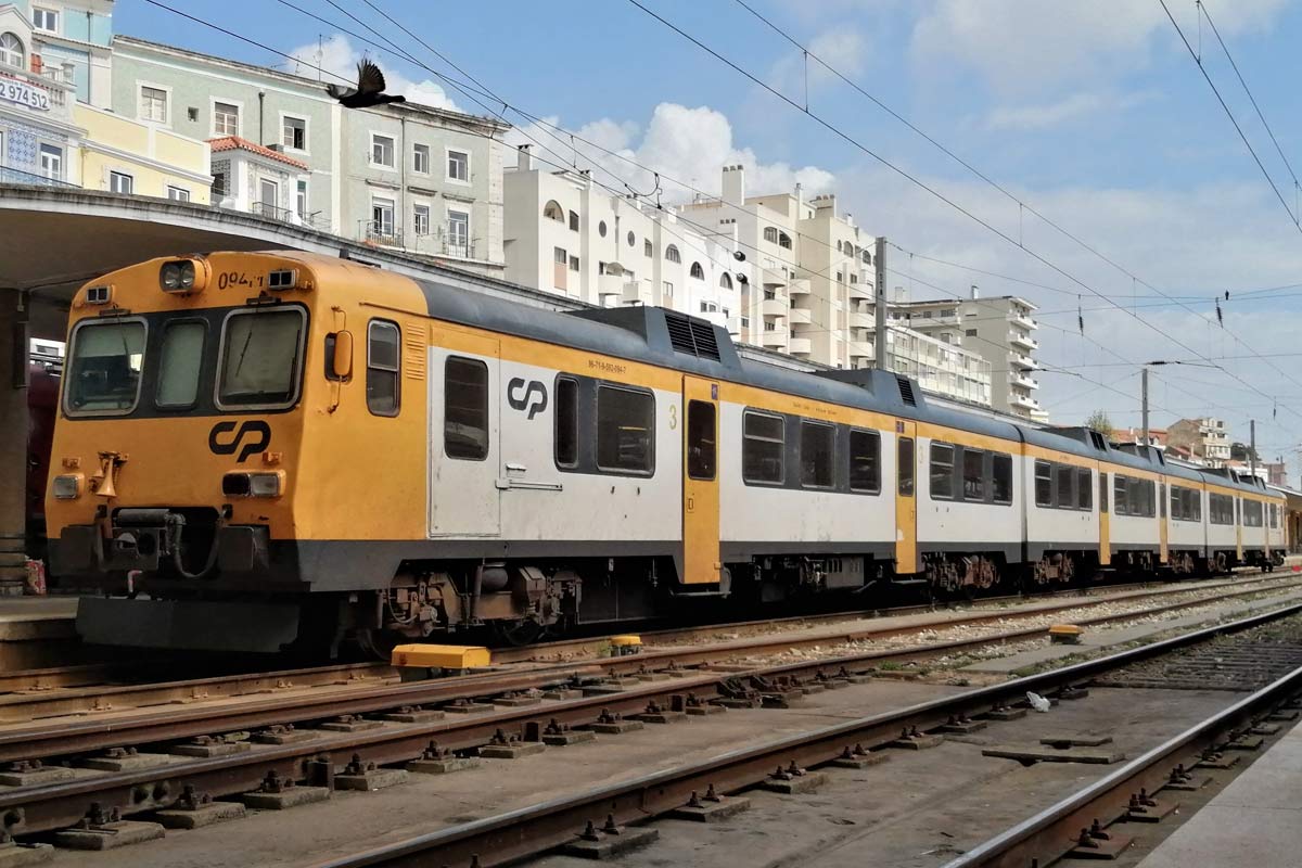 592 series diesel railcar with yellow, white and black livery parked on one of the station lines.