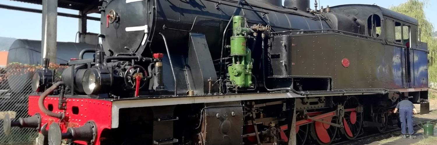 CP 0186 steam locomotive with black and red livery, stopped in one of the station lines.