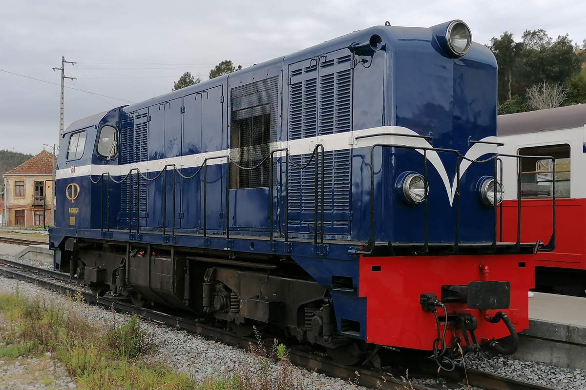 Locomotiva diesel CP 9004 cor azul e vermelho.